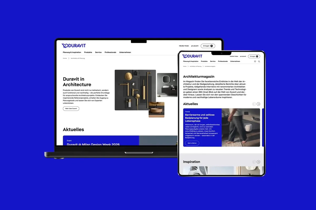 Laptop und Tablet mit der Duravit-Landingpage »Duravit in Architecture« und dem Architekturmagazin auf blauem Hintergrund