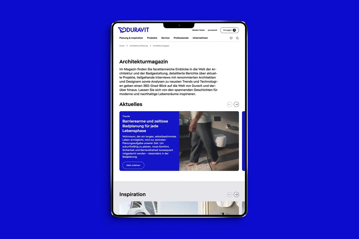 Tablet mit dem Duravit-Architekturmagazin: Einleitungstext und Teaser zu barrierearmer Badplanung auf blauem Hintergrund