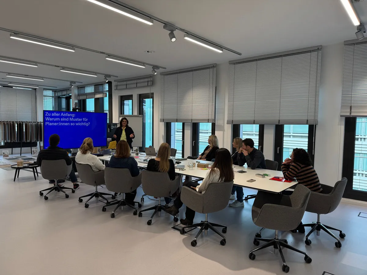Impulsvortrag von hej.build zum Thema »Warum sind Muster für Planer:innen so wichtig?« vor dem Tarkett-Team im Konferenzraum.