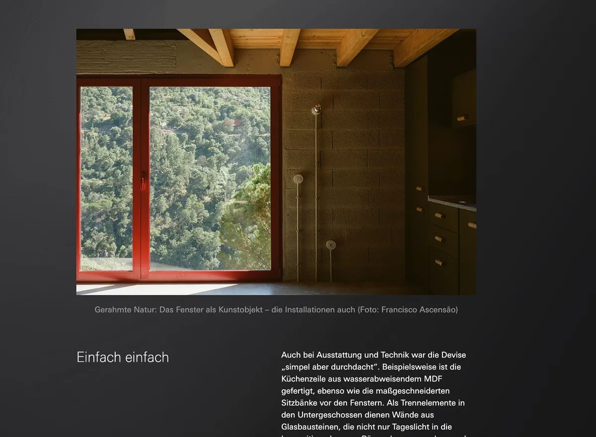 Ausschnitt aus einem Gira-Referenzbericht: Raum mit rot gerahmtem Fenster zum Wald, darunter der Textabschnitt »Einfach einfach«
