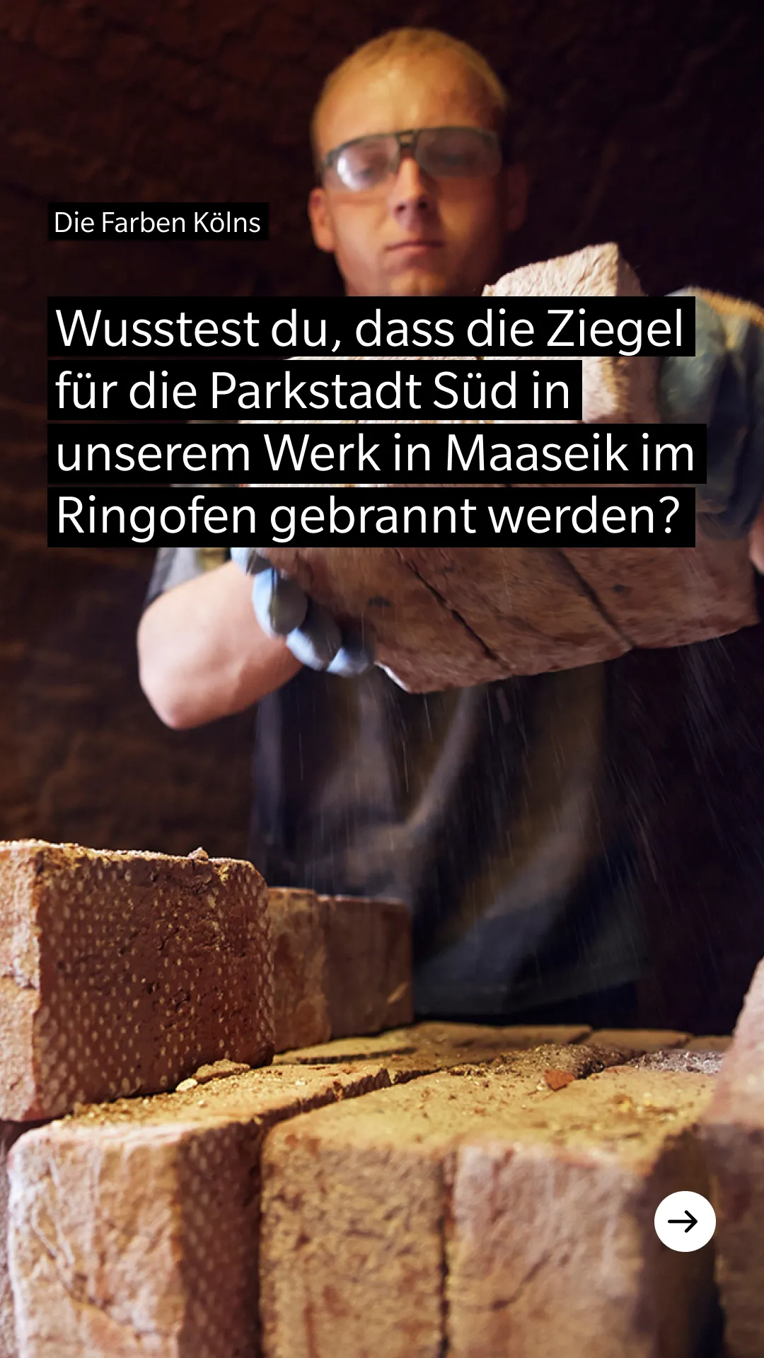Standbild aus dem wienerberger Imagefilm: Person mit Schutzbrille stapelt Ziegel im Ringofen, Texteinblendung zu den Ziegeln für die Parkstadt Süd aus dem Werk in Maaseik