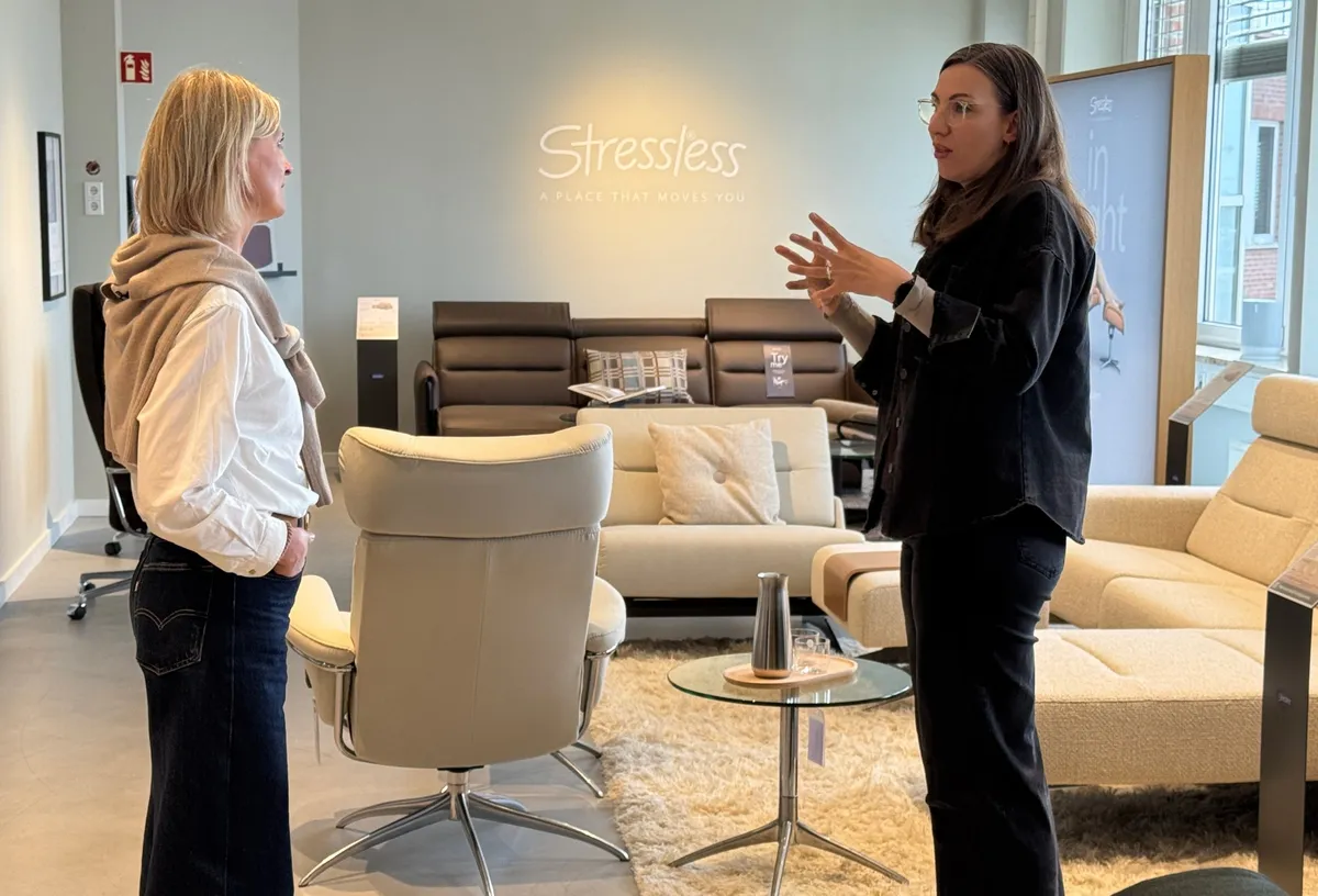 Zwei Frauen im Gespräch in einem Stressless-Showroom zwischen Sesseln und Sofas