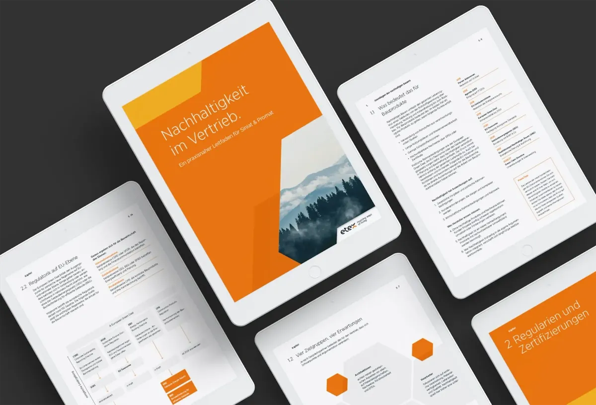 Mehrere Tablets mit Seiten des Vertriebsleitfadens »Nachhaltigkeit im Vertrieb« für Siniat und Promat mit orangefarbenem Titelblatt