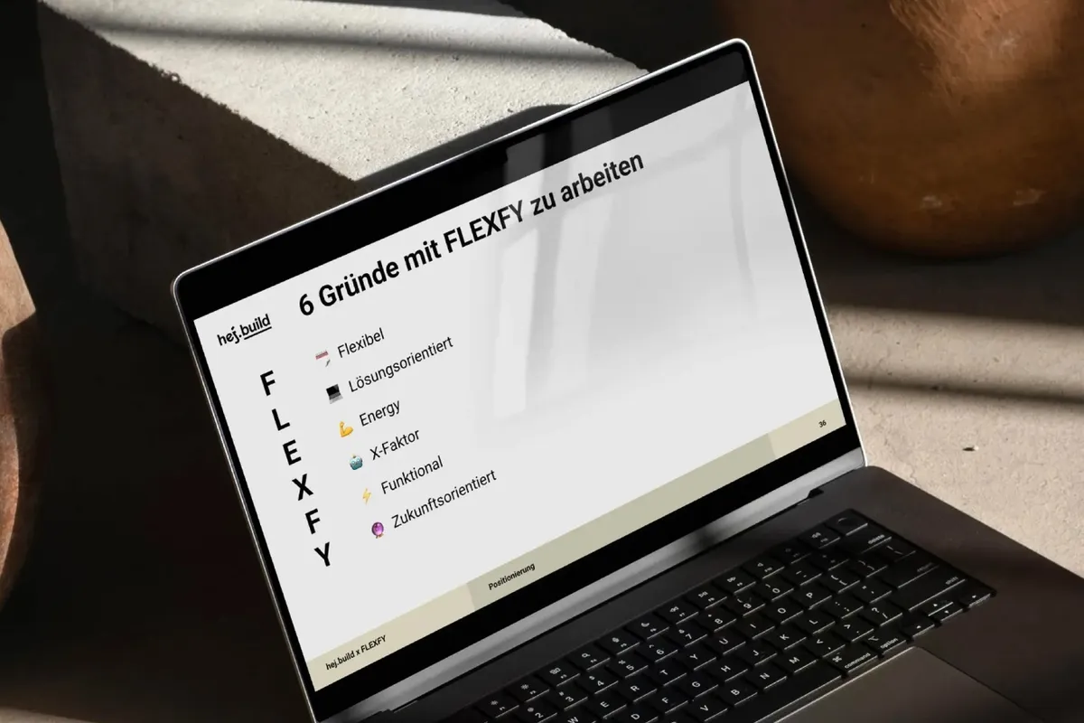 Laptop mit der Workshop-Folie »6 Gründe mit FLEXFY zu arbeiten«: Flexibel, Lösungsorientiert, Energy, X-Faktor, Funktional, Zukunftsorientiert