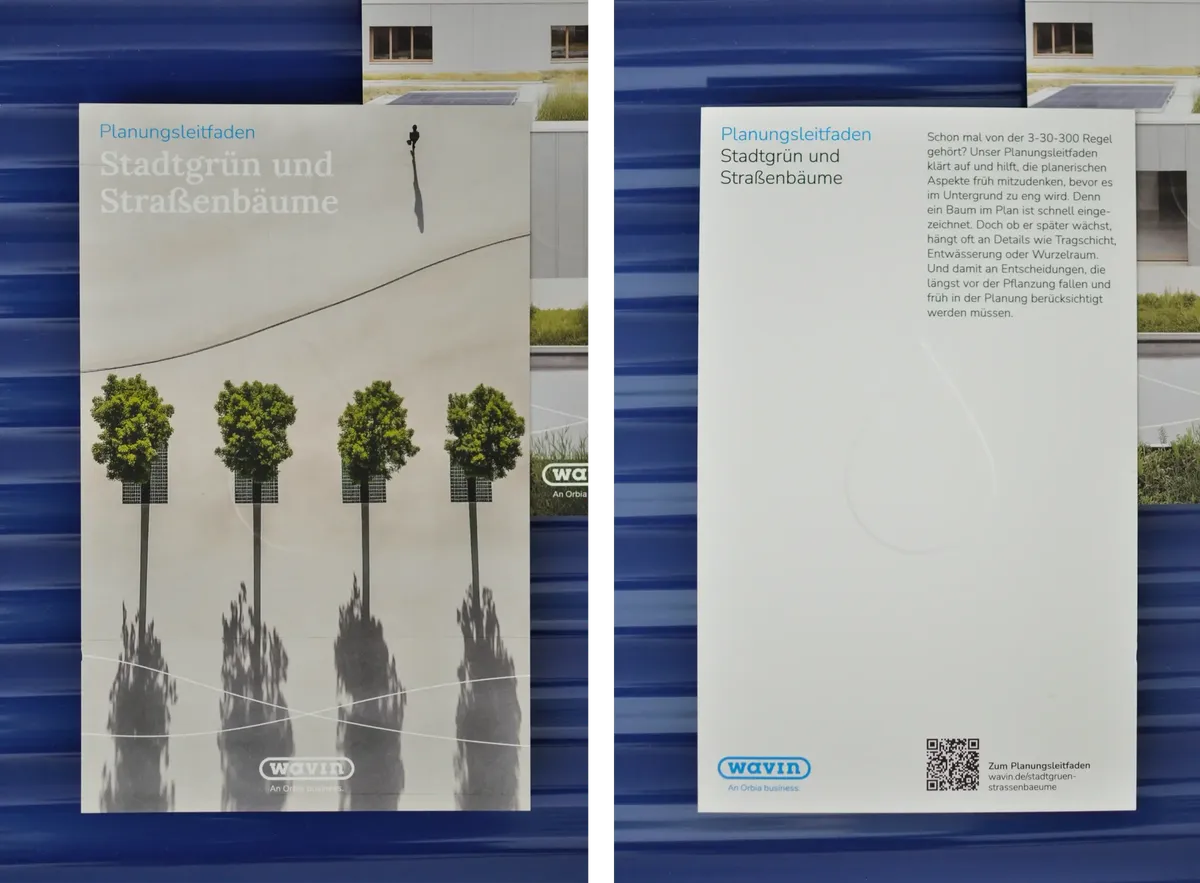 Vorder- und Rückseite der Einlegekarte zum Planungsleitfaden »Stadtgrün und Straßenbäume« mit QR-Code