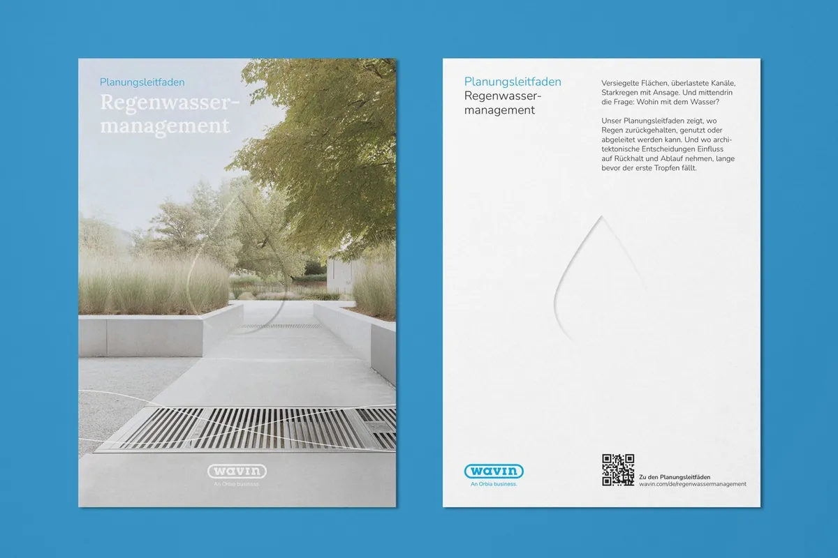 Vorder- und Rückseite der Einlegekarte zum Planungsleitfaden »Regenwassermanagement« mit QR-Code auf blauem Untergrund