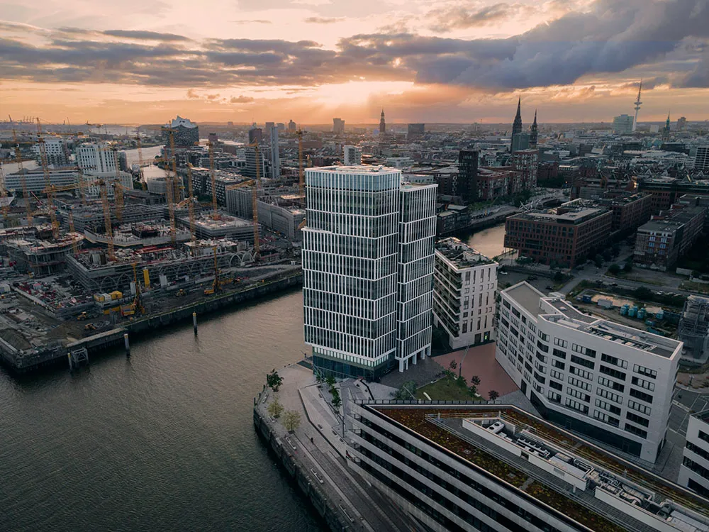 Luftaufnahme der HafenCity Hamburg mit dem Watermark Tower im Abendlicht