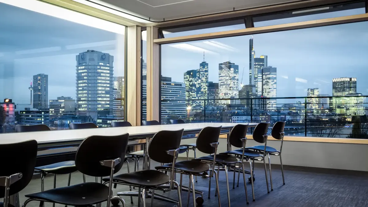 Aussicht über Frankfurt aus dem Konferenzraum von MÄCKLER ARCHITEKTEN