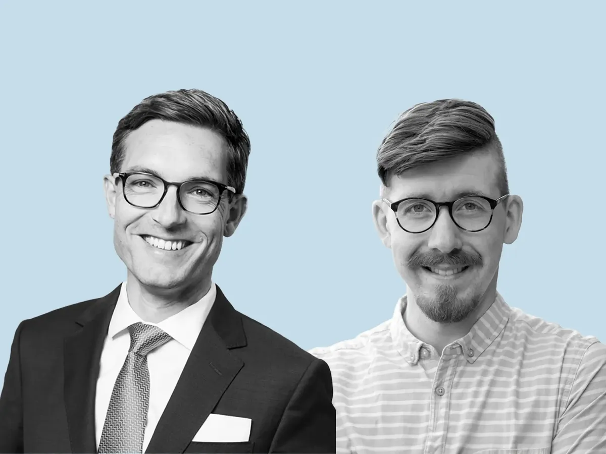 Porträts von Dr. Daniel Kendziur (links) und Florian Himmelstein (rechts) vor hellblauem Hintergrund