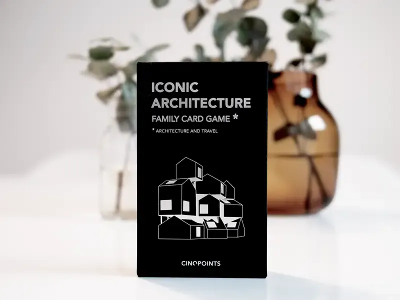 Spielkartenset Iconic Architecture Family Card Game in schwarzer Verpackung mit grafischem Architekturmotiv