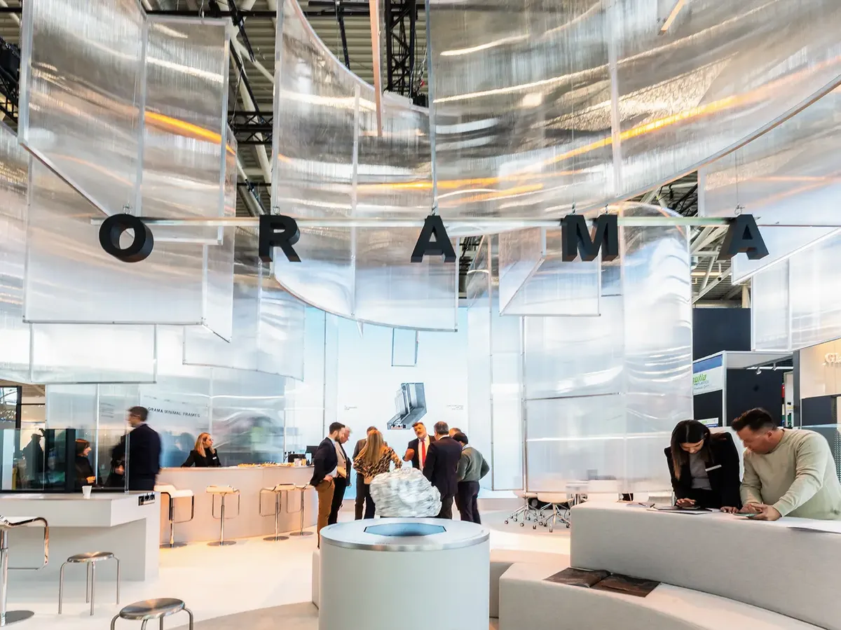 Orama transluzenter Messestand mit schwebender Installation des Firmennamens, minimalistische Produktpräsentation von rahmenlosen Fenster- und Türsystemen