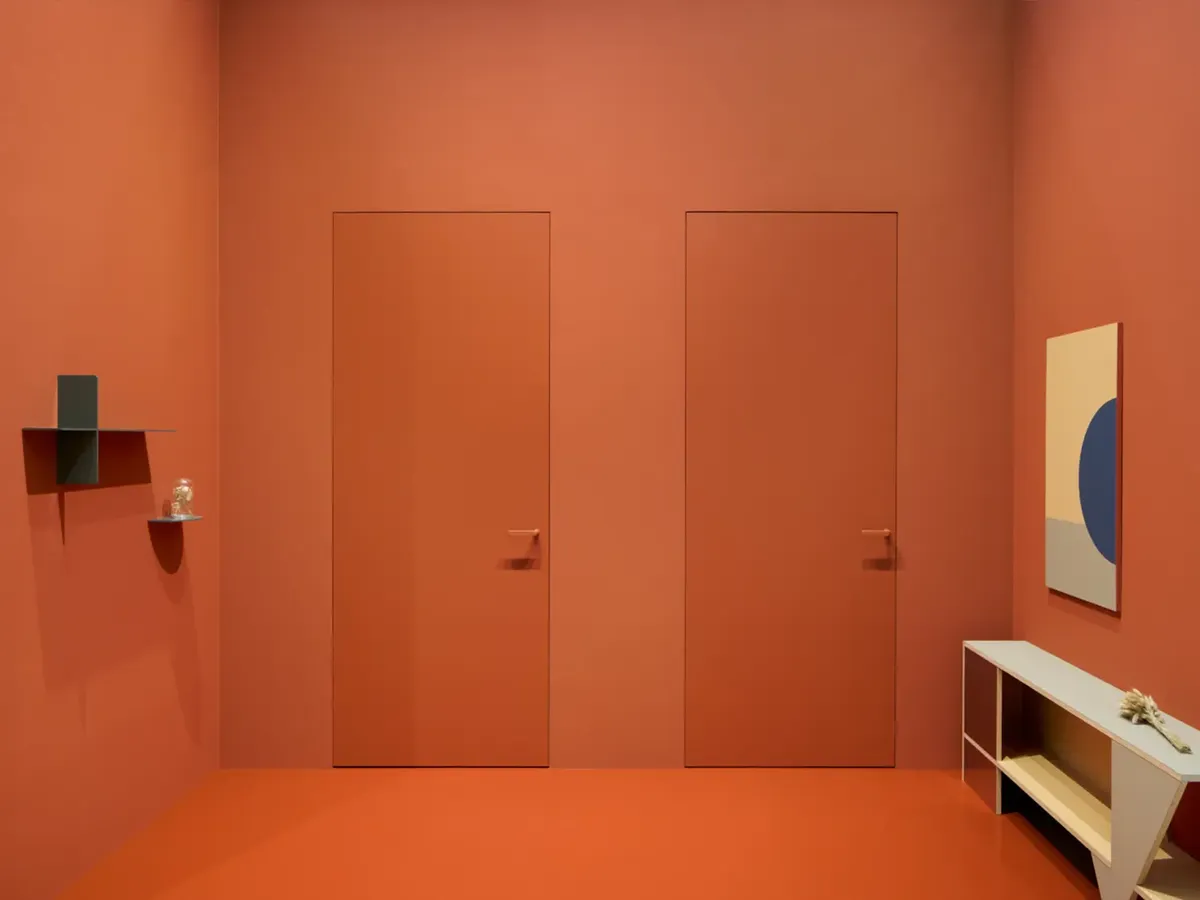 Westag Türenausstellung auf der BAU 2025: monochrome Terrakotta-Inszenierung mit flächenbündigen Türen und minimalistischer Möblierung