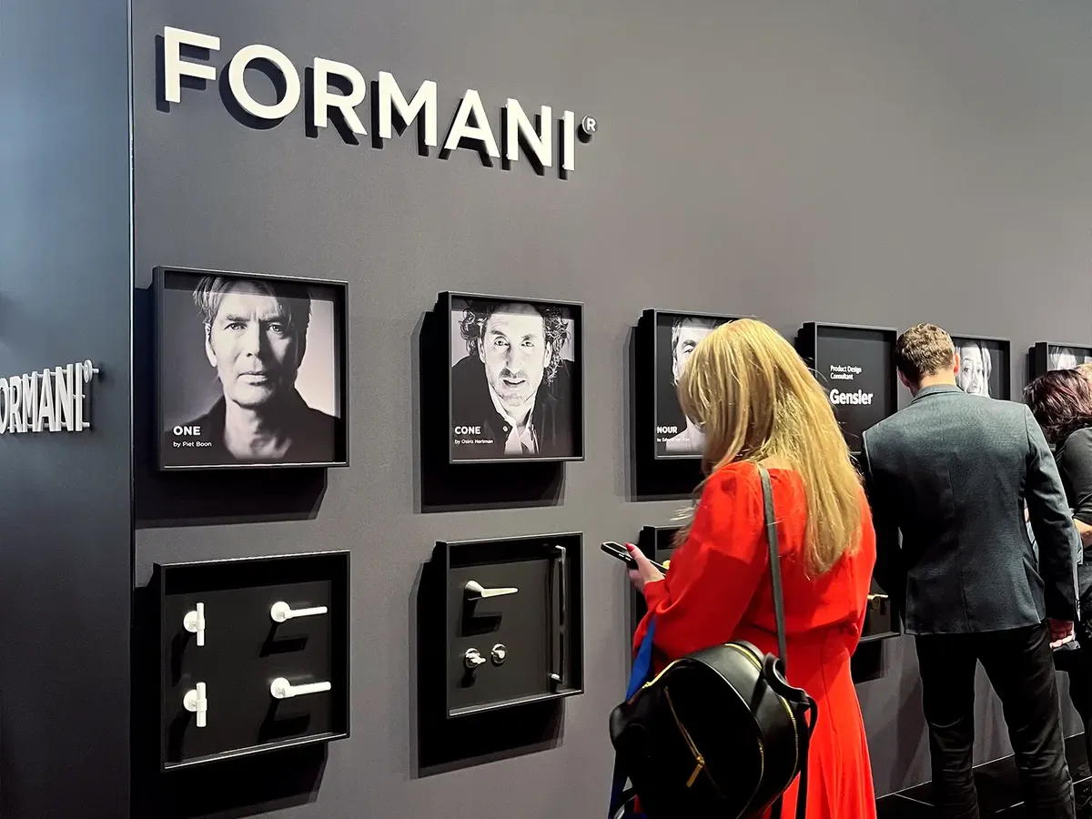 Formani schwarz-weiß geteilter Messestand mit Designergalerie, zeigt Türbeschläge und Klinken wie Kunstwerke an der Wand
