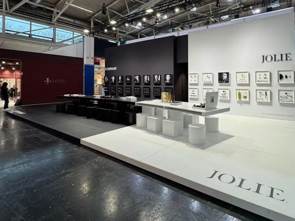 Formani Messestand auf der BAU 2025: Schwarz-weiß kontrastierendes Design mit Designergalerie und minimalistischer Möblierung, präsentiert Beschläge der Kollektion JOLIE
