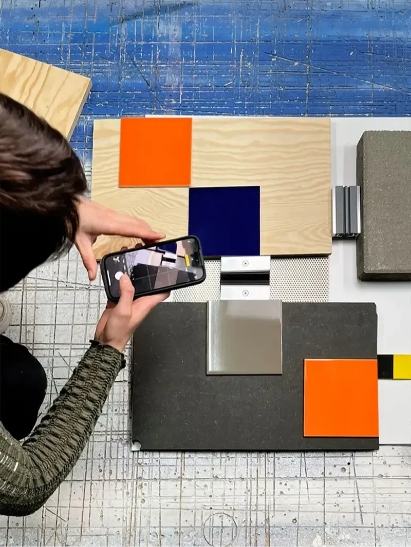 Ein Team Member von hej.build filmt mit einem Smartphone Produkte von Bauproduktherstellern.