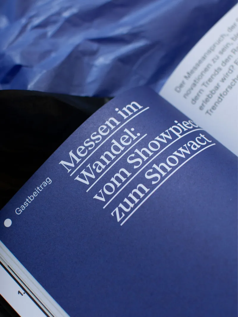 Blaue Seite des Praxis-Guides mit dem Gastbeitrag »Messen im Wandel: vom Showpiece zum Showact«