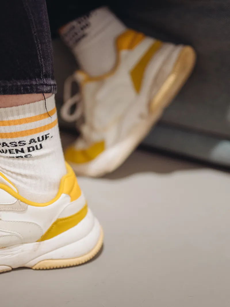 Sneaker mit hej.build-Socken, Aufschrift »Pass auf, wen du …«